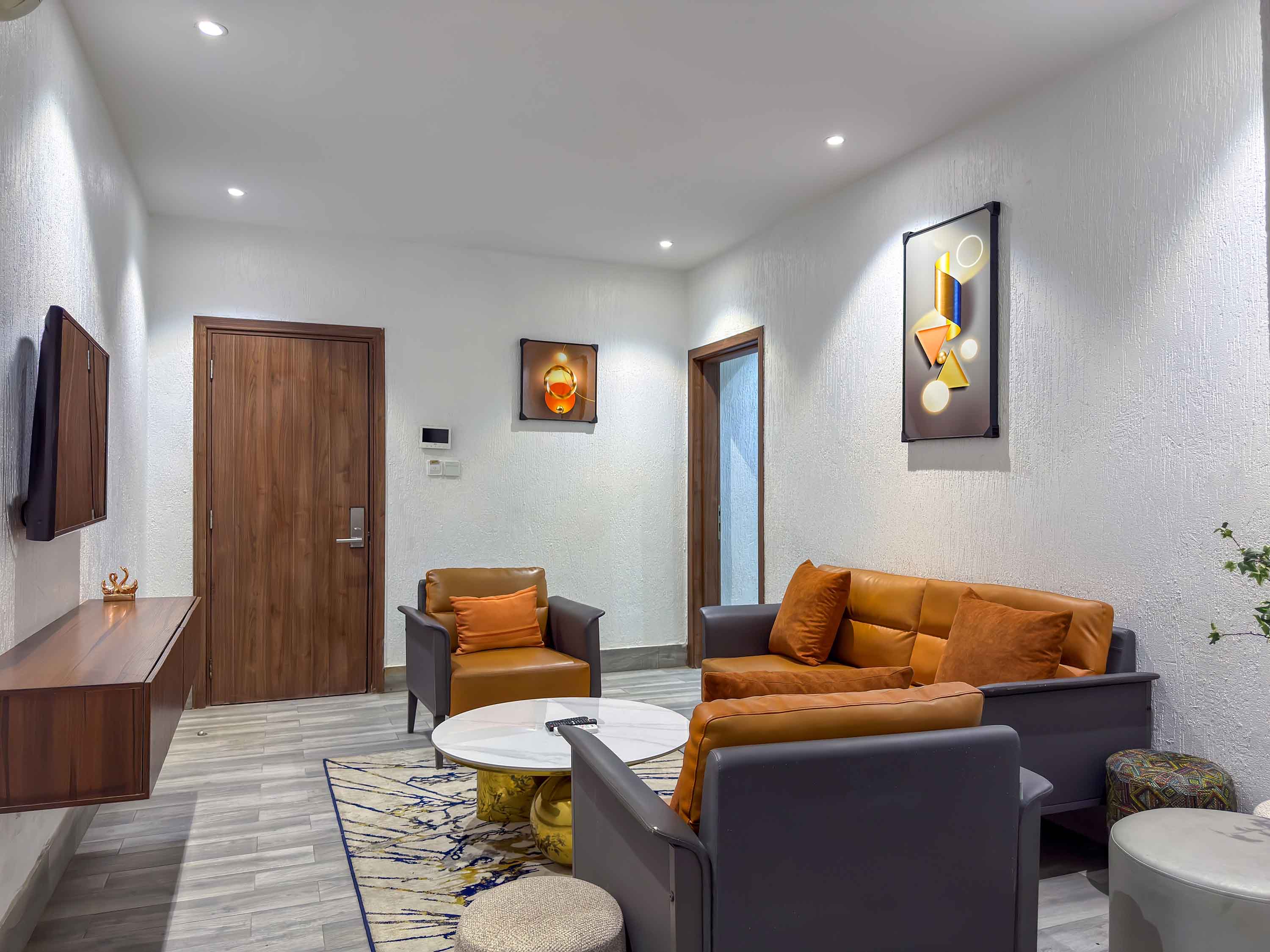 EXECUTIVE SUITE - Image 2
